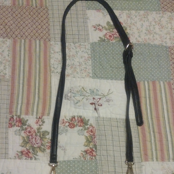 Chic Black Crossbody Bag with Striped Detail - Picture 5 of 13